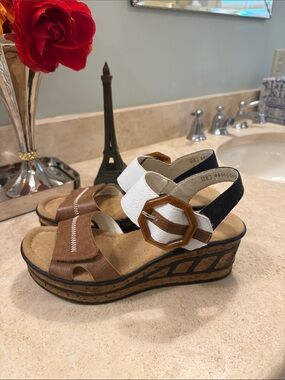 Two-Tone Brown and White Platform Sandals with Decorative Buckle
